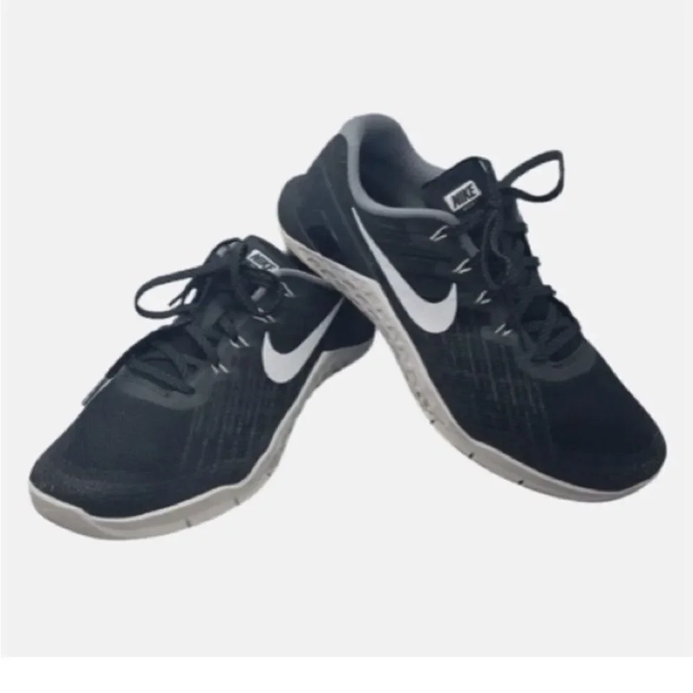 Nike Lift Run Black and White Athletic Shoes Size 9.5